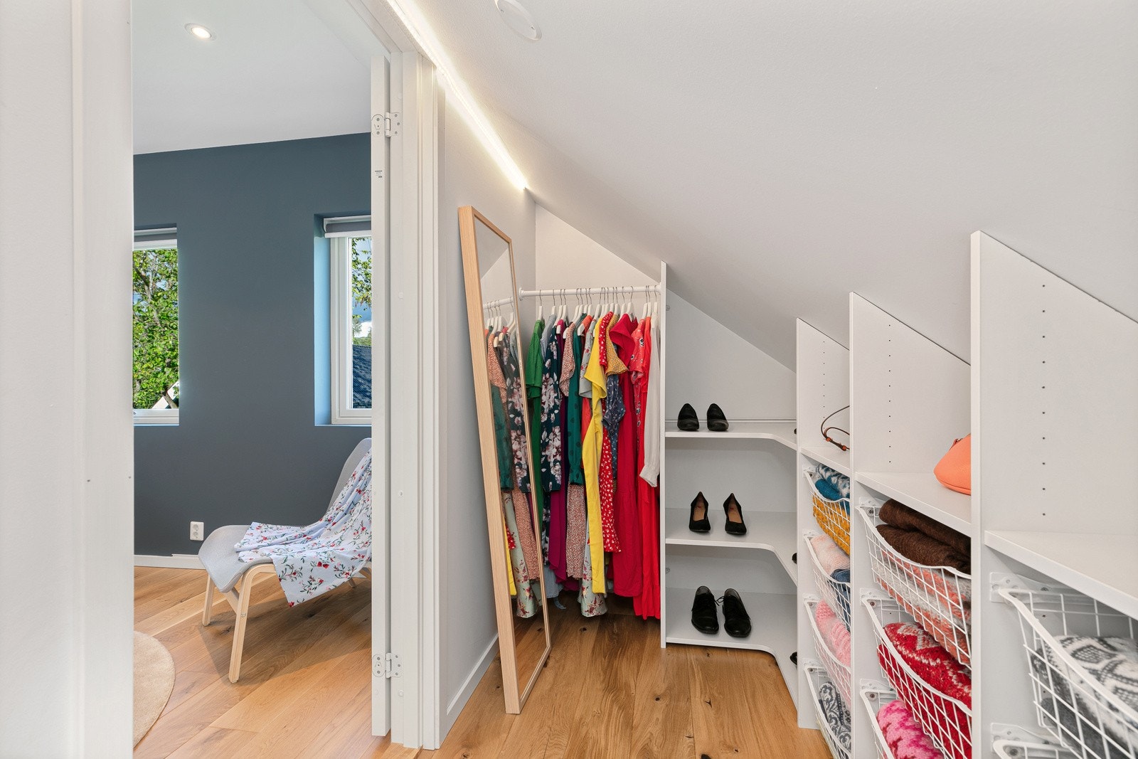 Walk-in closet med stedstilpasset innredning Galleribilde