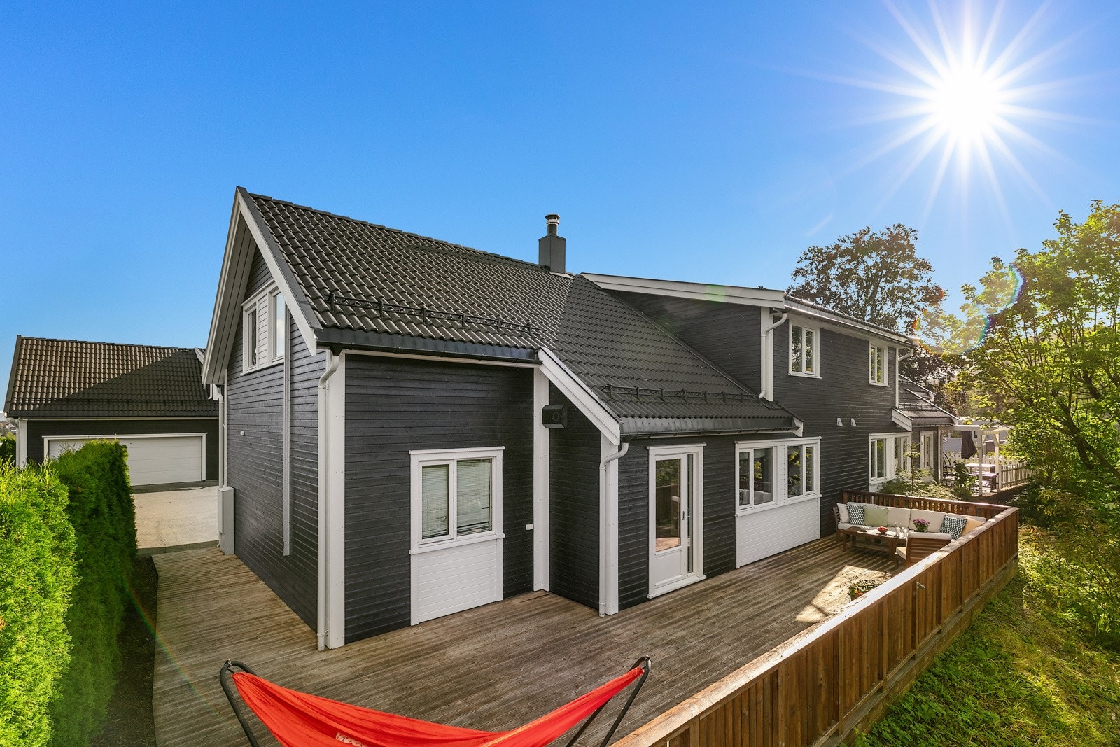 Boligen disponerer forhage og en nord/vest/østvendt platting på ca 58 m2 Galleribilde