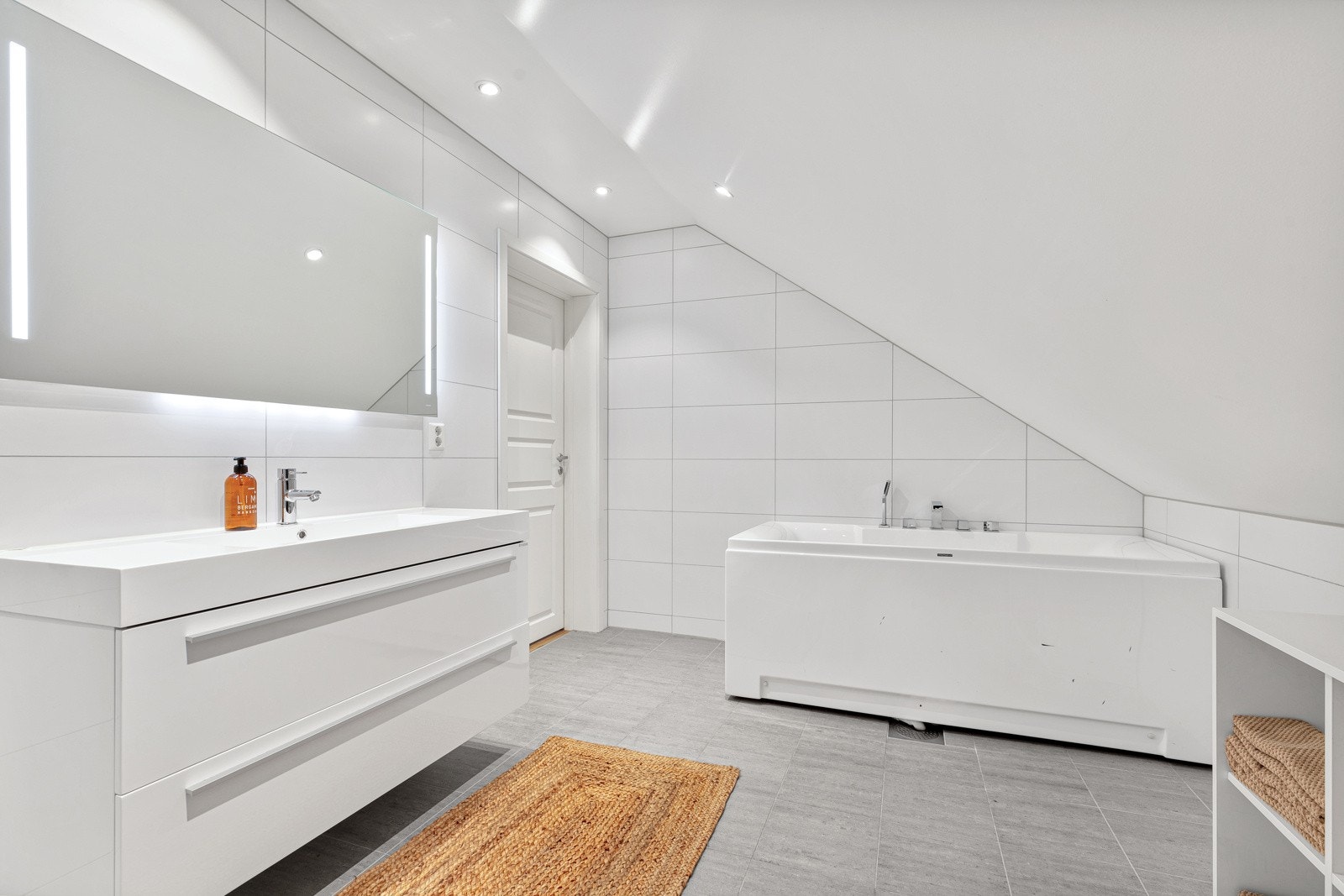 Badet i 2. etasje har pent flislagte vegger og gulv. Gulv med elektriske varmekabler Galleribilde
