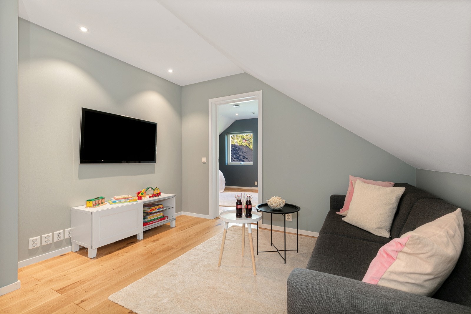 Loftstue med inngang til hovedsoverom i 2. etasje Galleribilde