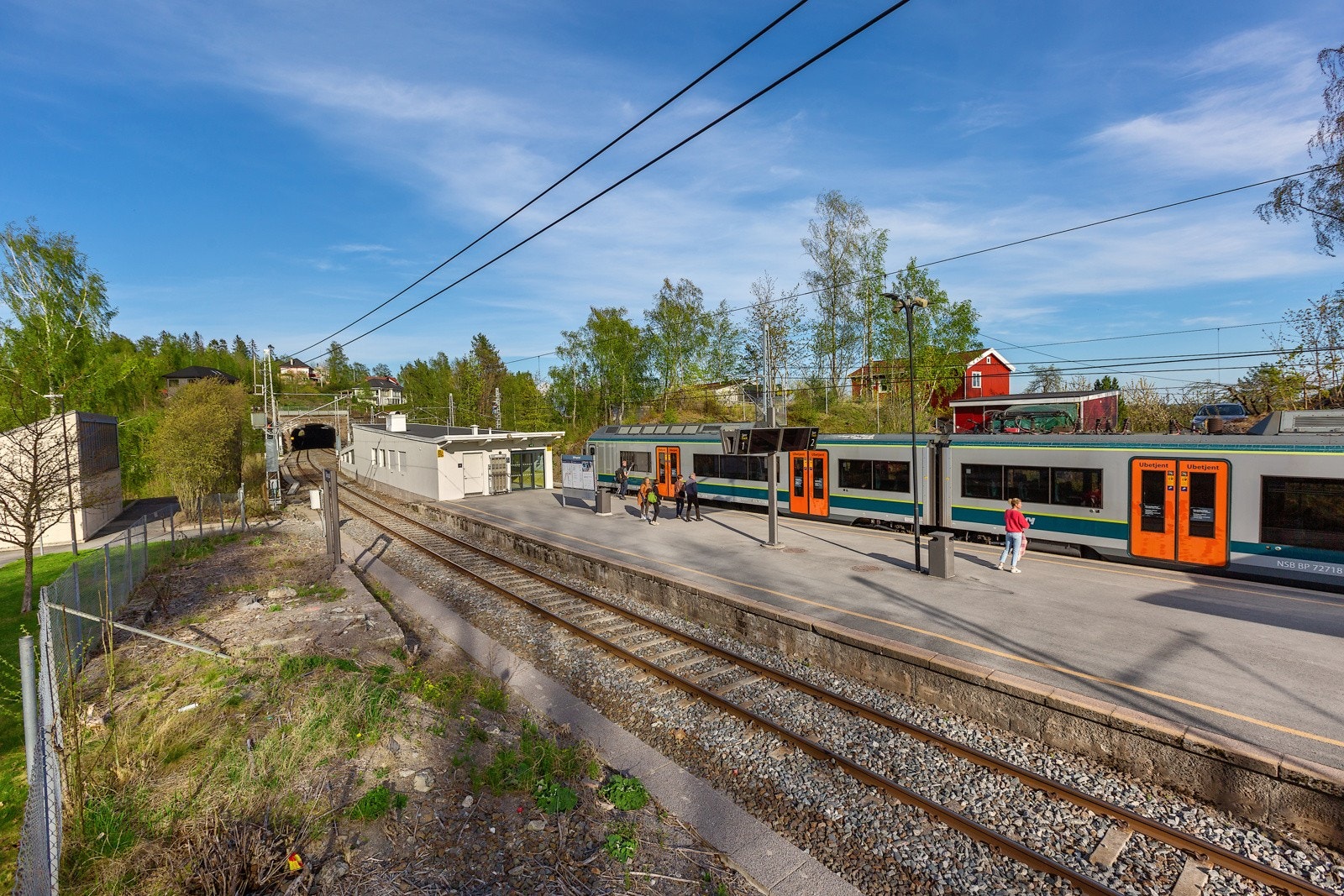 Billingstad stasjon er rett på nedsiden boligområdet, men eiendommen er allikevel godt skjermet fra togtrafikken. Linjen har avganger på L1 mellom Spikkestad/Asker og Oslo/Lillestrøm Galleribilde