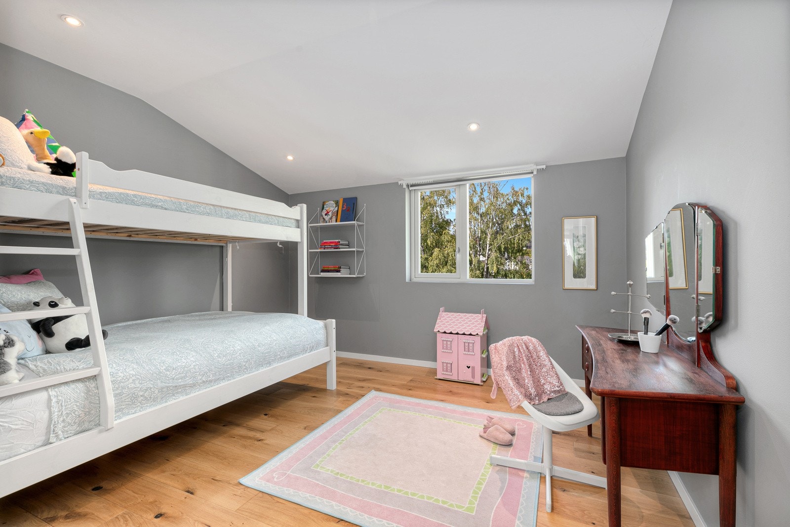 Soverom 2 har god størrelse og er innredet med etasjeseng og frittstående garderobe Galleribilde