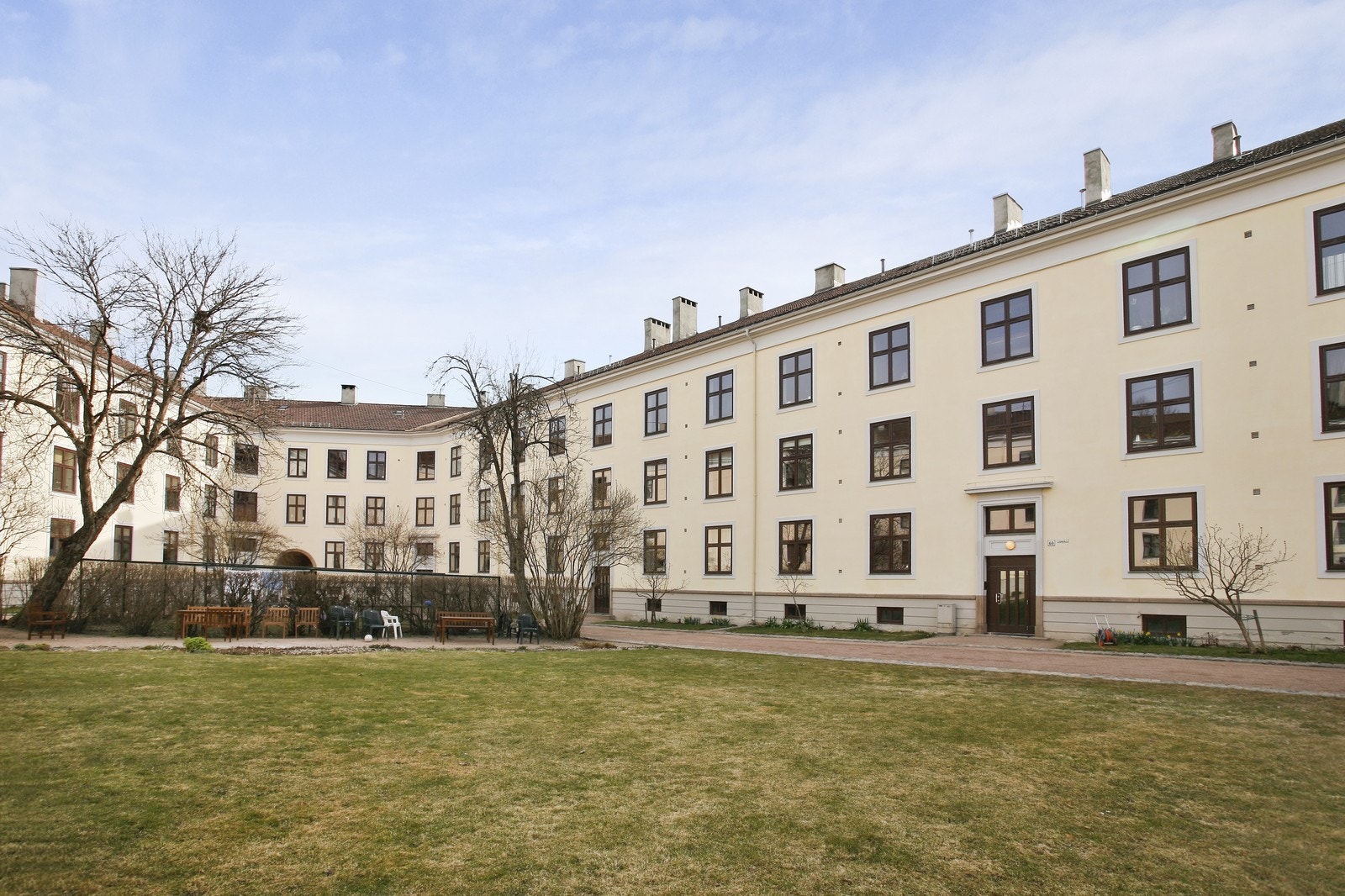 Koslig atrium med stort grøntområde. Galleribilde