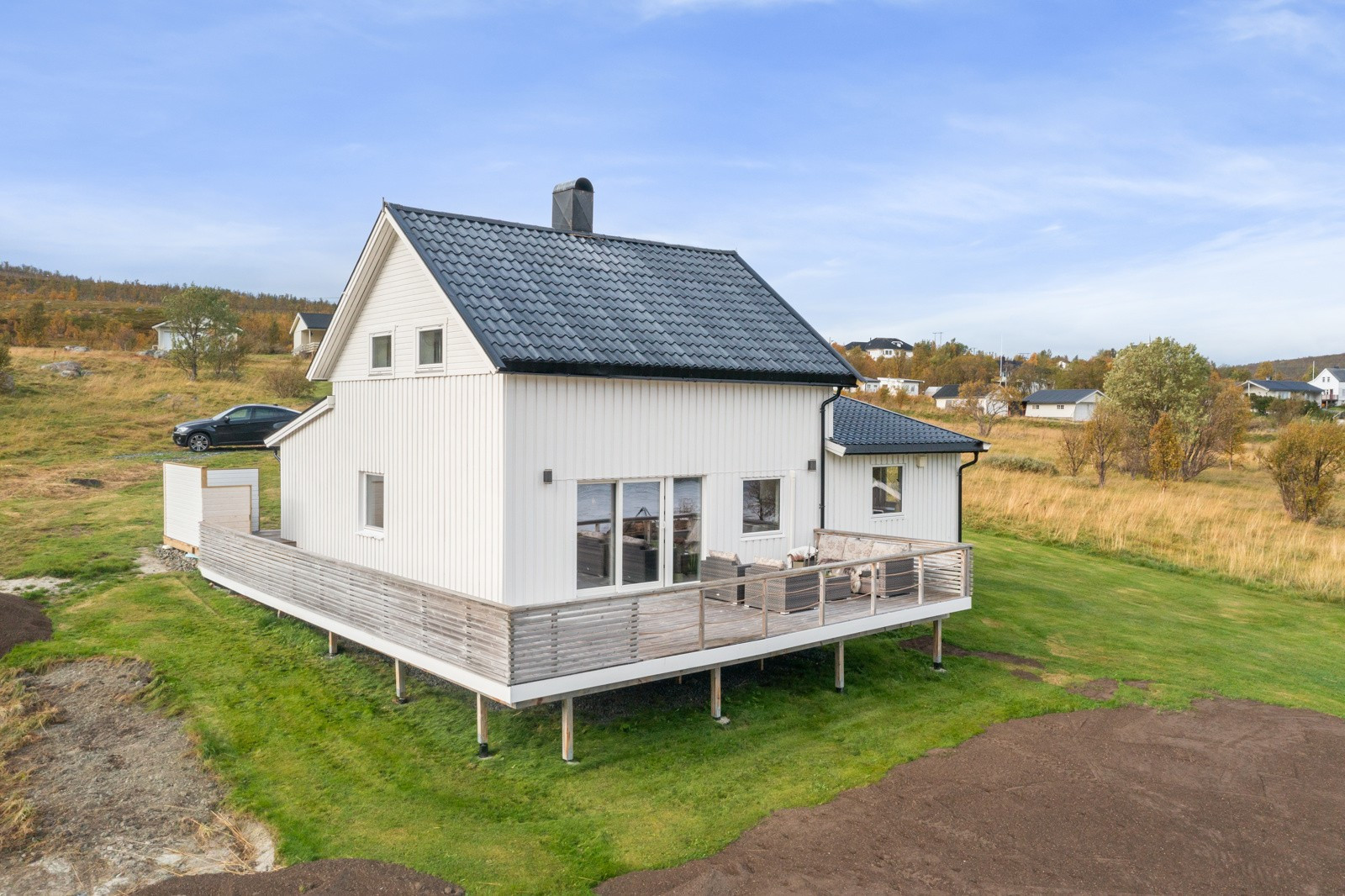 Verandaen strekker seg langs huset og gir deg gode solforhold store deler av døgnet!