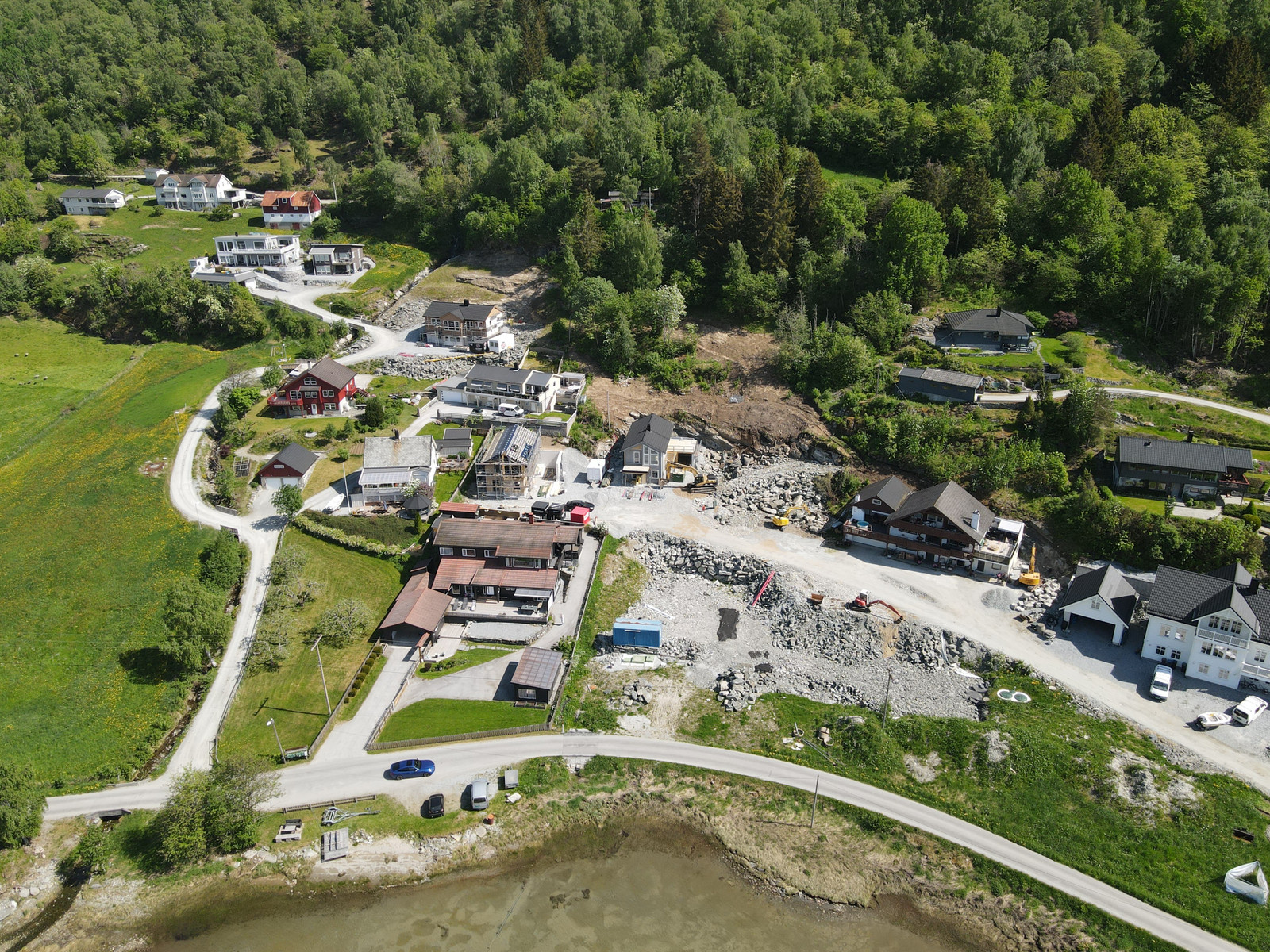 To hus under oppføring og tomtene i front er klar til to nye hus