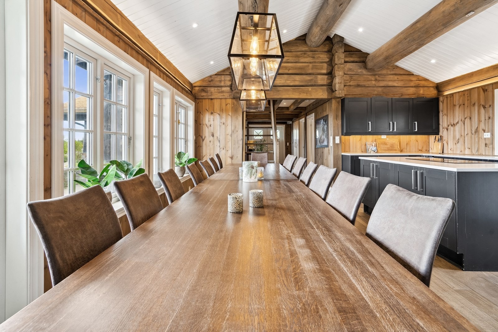 I tilknytning kjøkken, får spisestuen sin naturlige plassering. Galleribilde