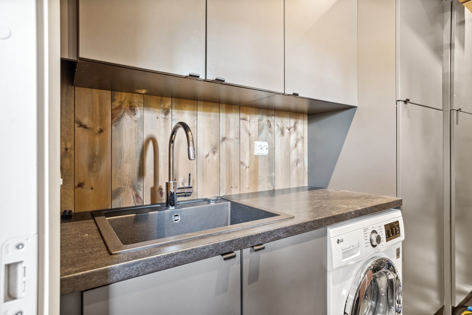 Rett ved entréen har du adkomst til et separat vaskerom med praktisk innredning. Galleribilde