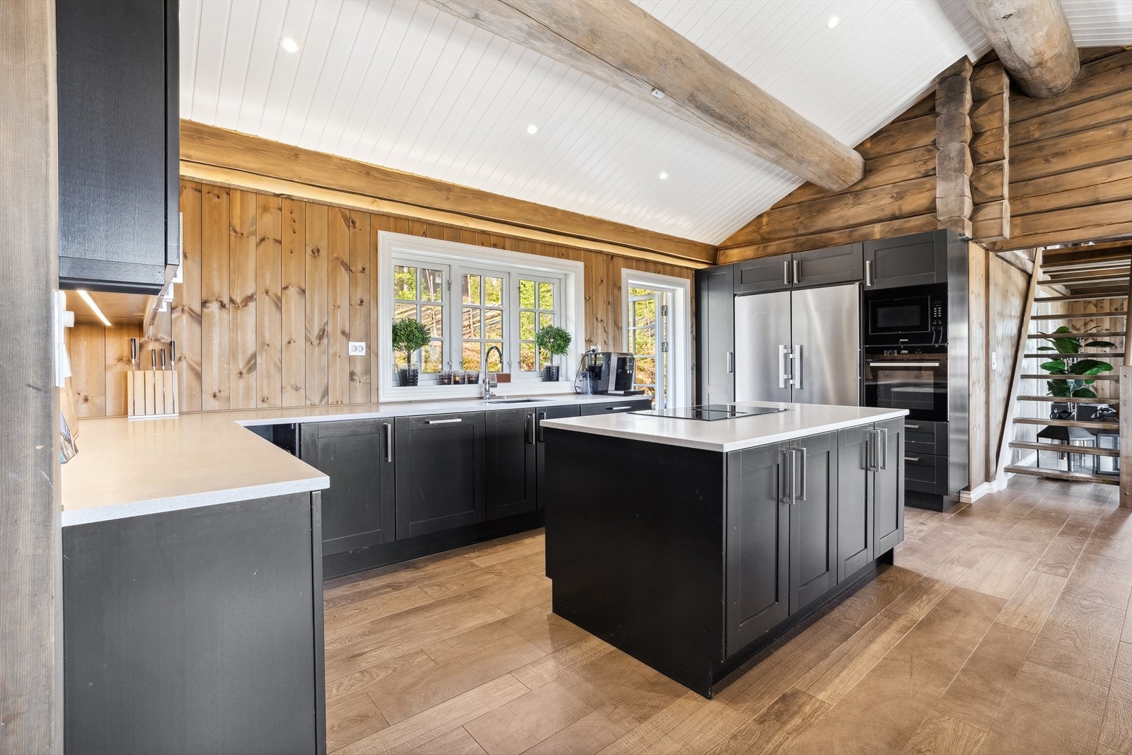 Lekkert, grått kjøkken med profilerte fronter og benkeplate i stein. Galleribilde