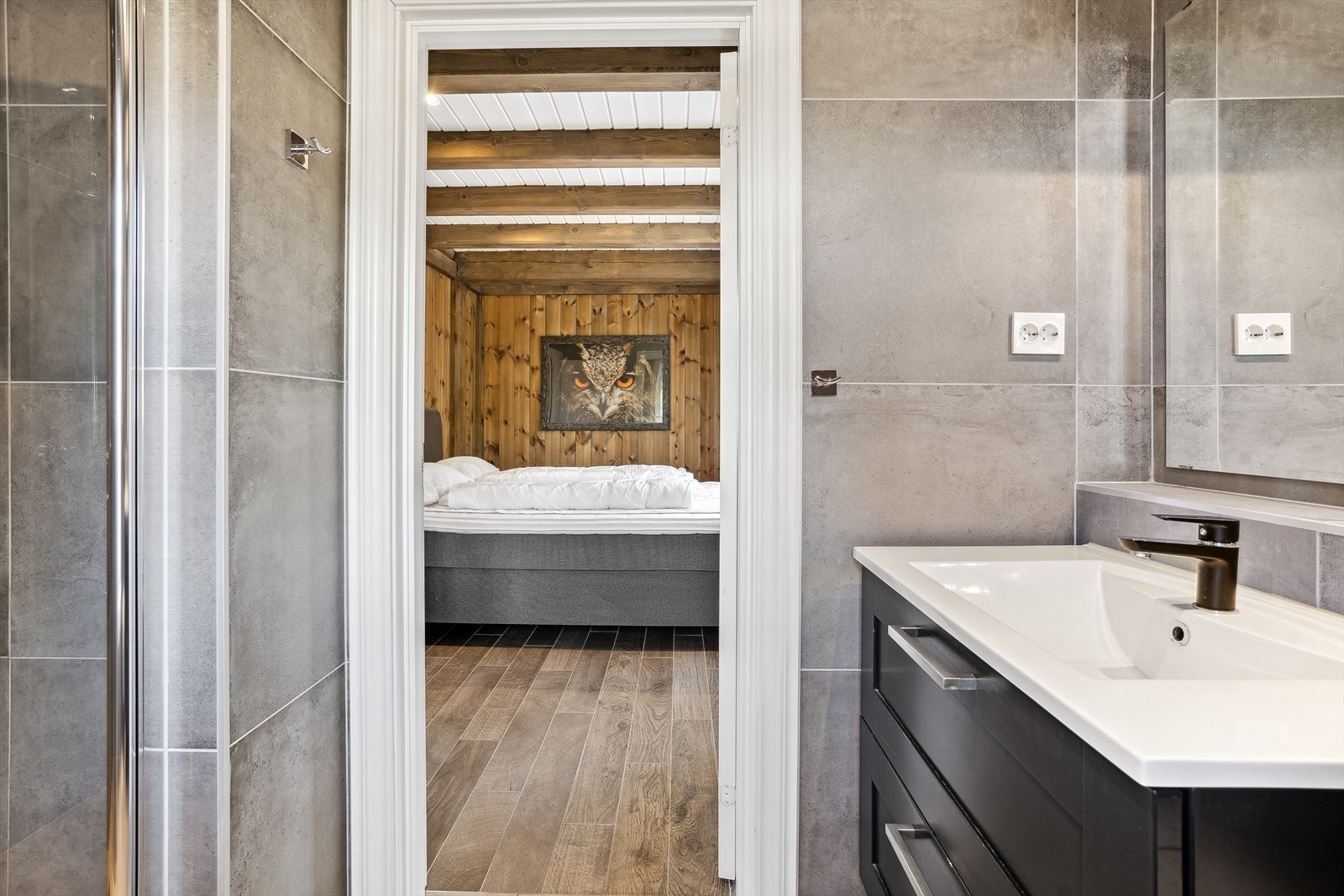 I tilknytning hovedsoverommet ligger et eget bad. Galleribilde