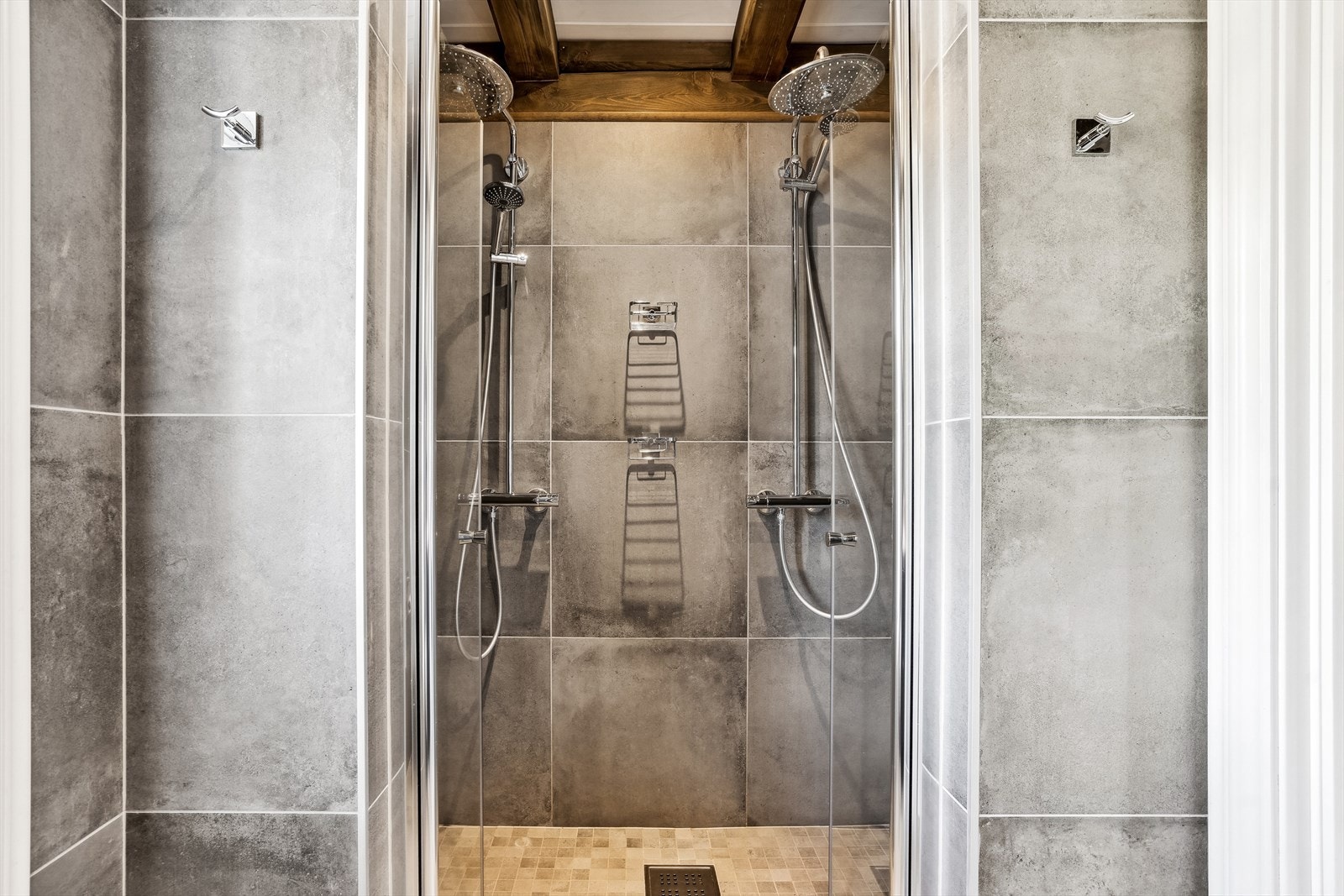 Dusjsonen har dobbel, vegghengt dusjarmatur med regndusj og lukke av med glassdører. Galleribilde