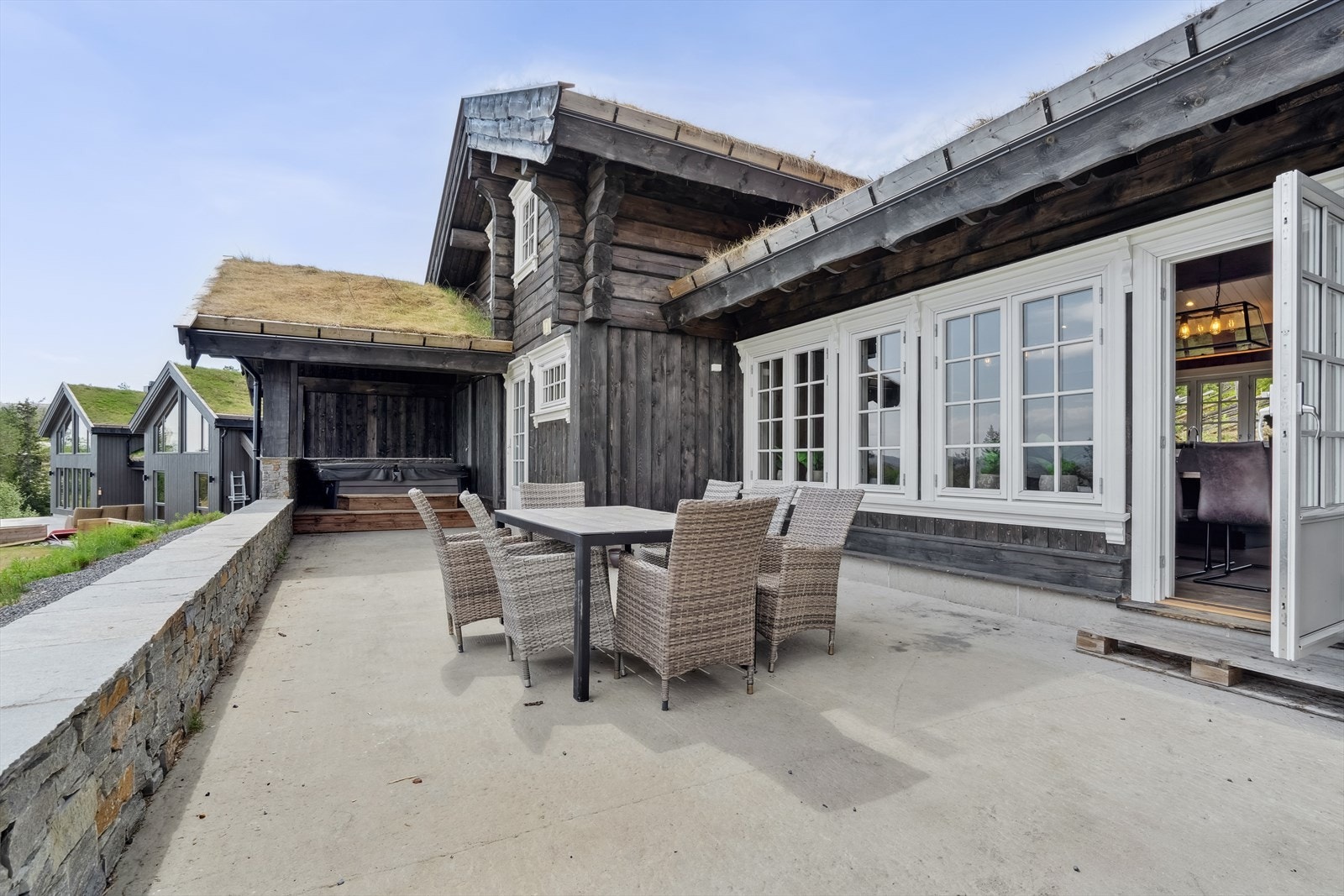 Fra spisestuen har du adkomst til terrassen på fremsiden av hytta hvor en enkelt kan innrede spisegruppe med tilhørende møblement og lounge. Galleribilde