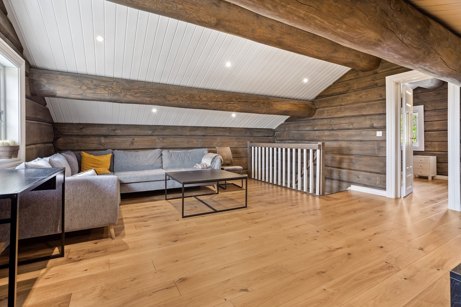 Loftstuen har god plass til en større sofagruppe og tilhørende møblement. Perfekt plass for barna å oppholde seg, eller for de som ønsker å trekke seg litt unna etter en lang dag med aktivitet og moro. Galleribilde