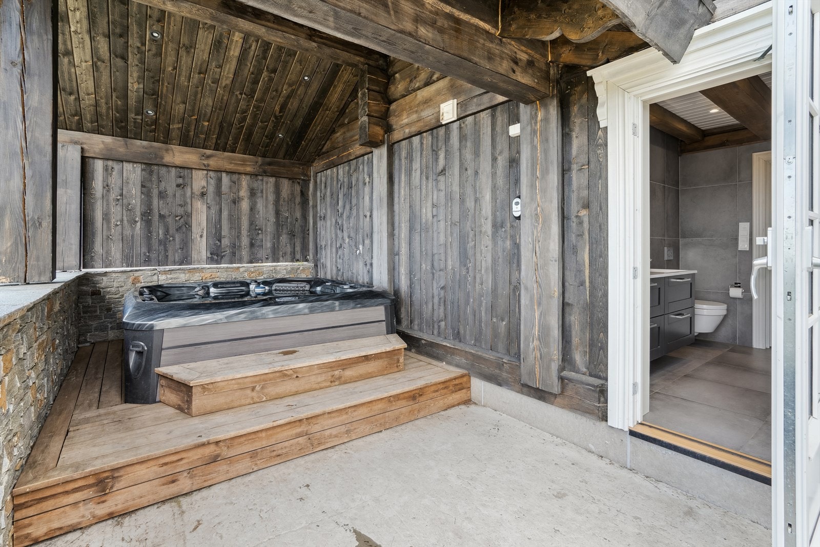 Her er det laget til en overbygget platting med jacuzzi. Galleribilde