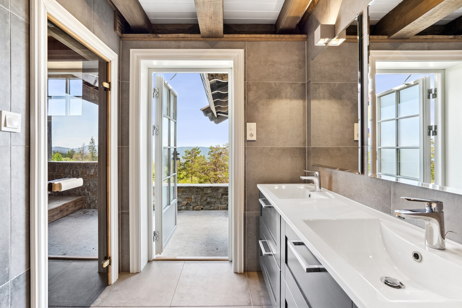 Badet har adkomst til uteområdet foran hytten. Galleribilde