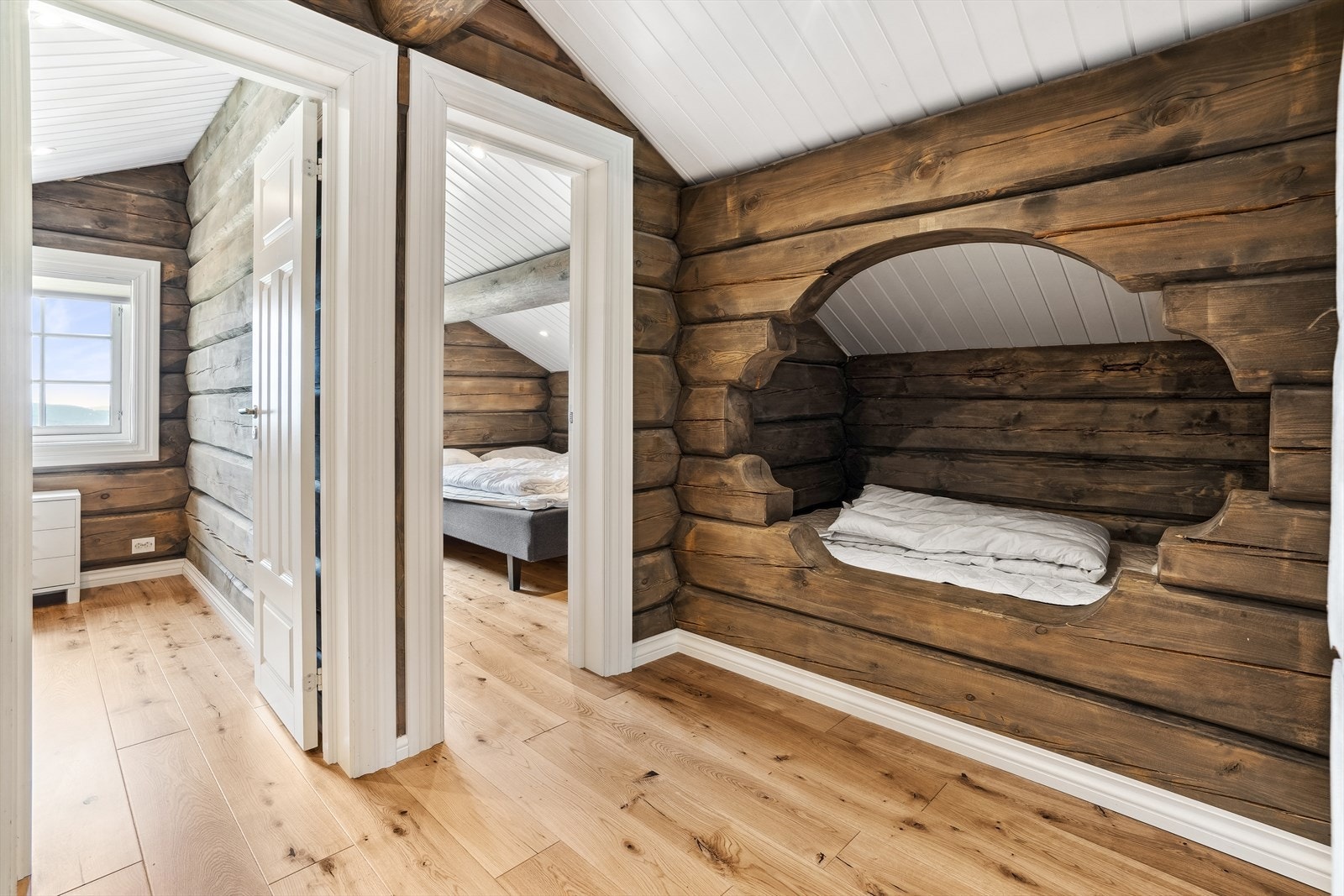 På hems nr. 2 er det 4 soverom samt en innebygd seng i gangen. Galleribilde