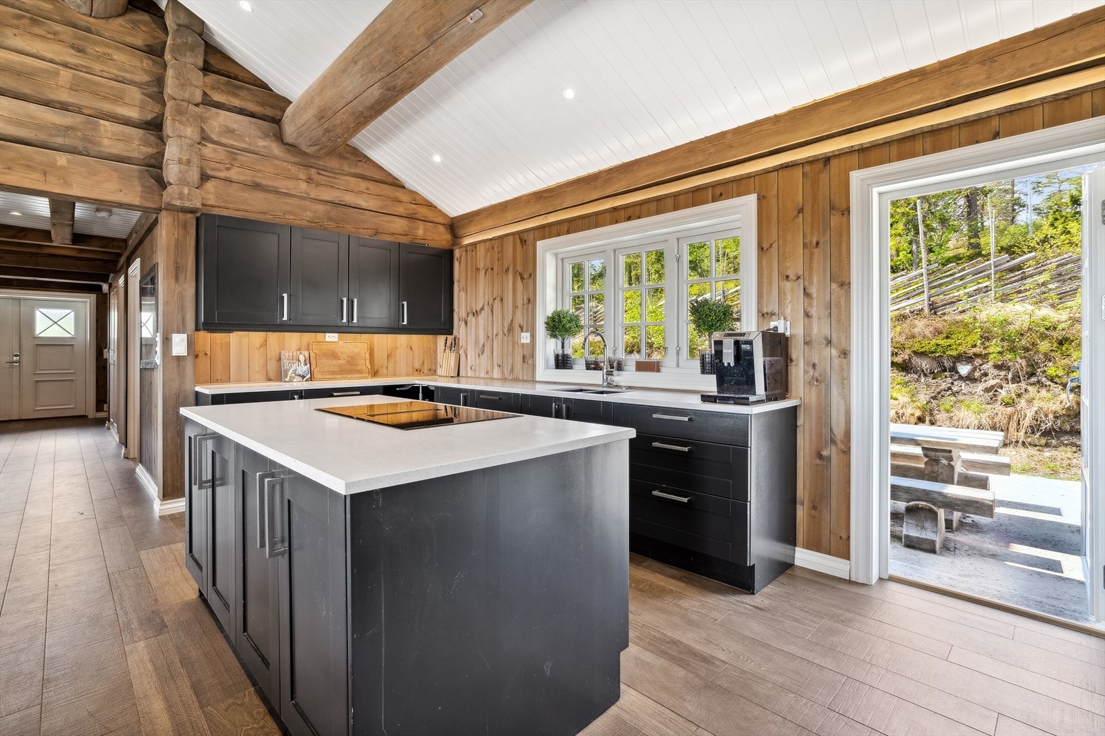 Fra kjøkkenet har du adkomst til uteplassen på baksiden av hytta. Galleribilde