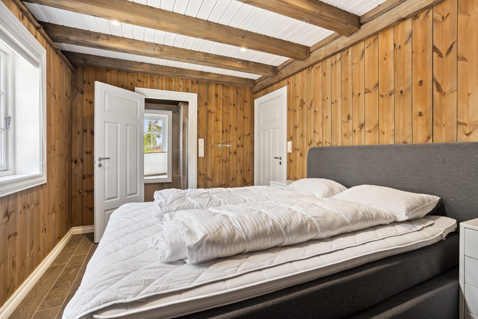 Her er god plass til å innrede stor seng og garderobeløsning. Galleribilde