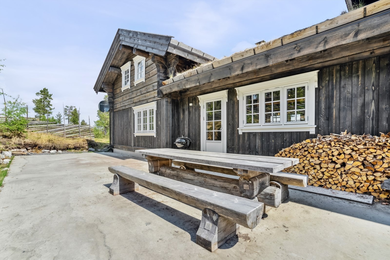 Uteplass i tilknytning kjøkken med god plass til å dekke på langbord på flotte, varme sommerdager. Galleribilde