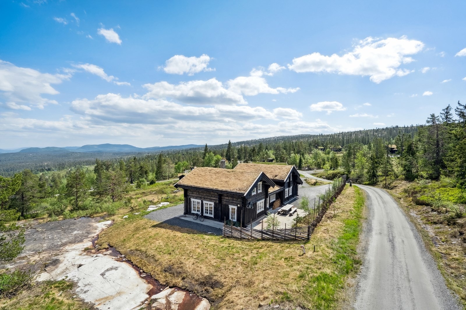 Eiendommen har en fantastisk utsikt over vakker naturlandskap så langt øyet kan se. Galleribilde