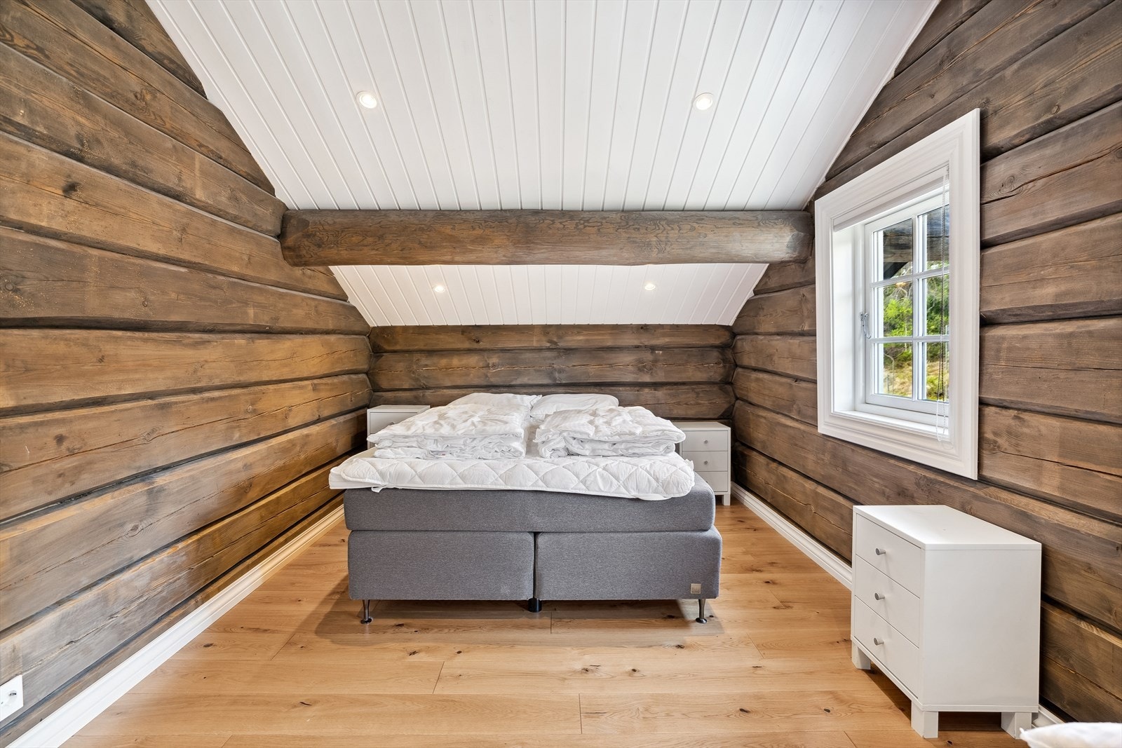 Romslig soverom innenfor loftstue med god plass til stor seng, garderobeløsning og annen ønsket møblering. Galleribilde