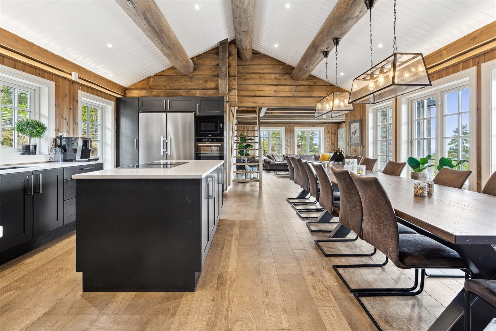 Videre inn i hytta kommer et stort og åpent oppholdsrom med kjøkken, spisestue og stue. Galleribilde