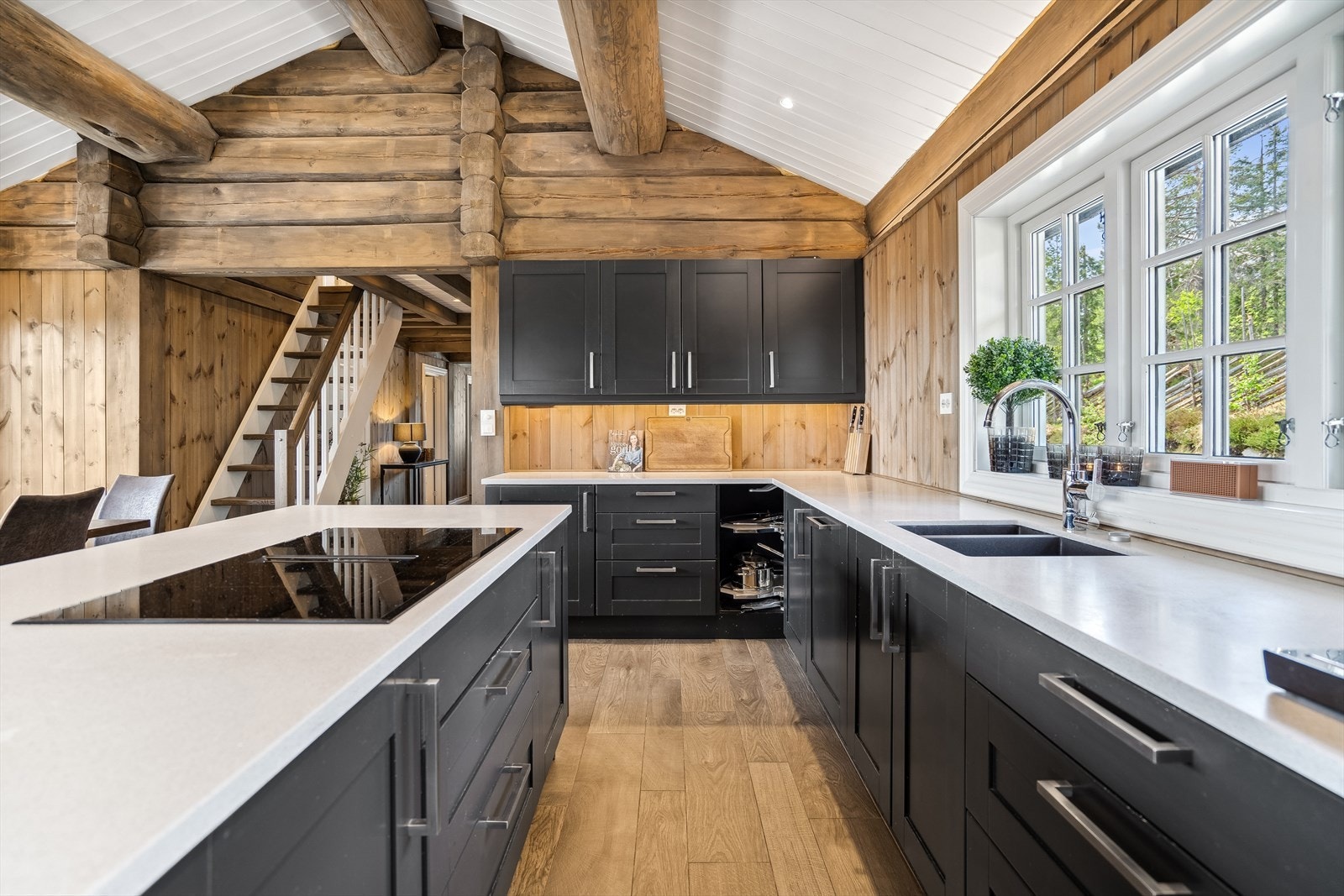 Rikelig med skap- og benkeplass sørger for et svært funksjonelt og arbeidsvennlig kjøkken og inviterer til at flere kan nyte matlaging sammen. Galleribilde