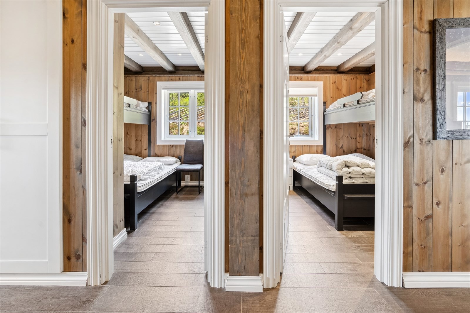 Hytten har totalt 8 soverom, 3 i 1. etasje og 5 fordelt på to hemser. Galleribilde