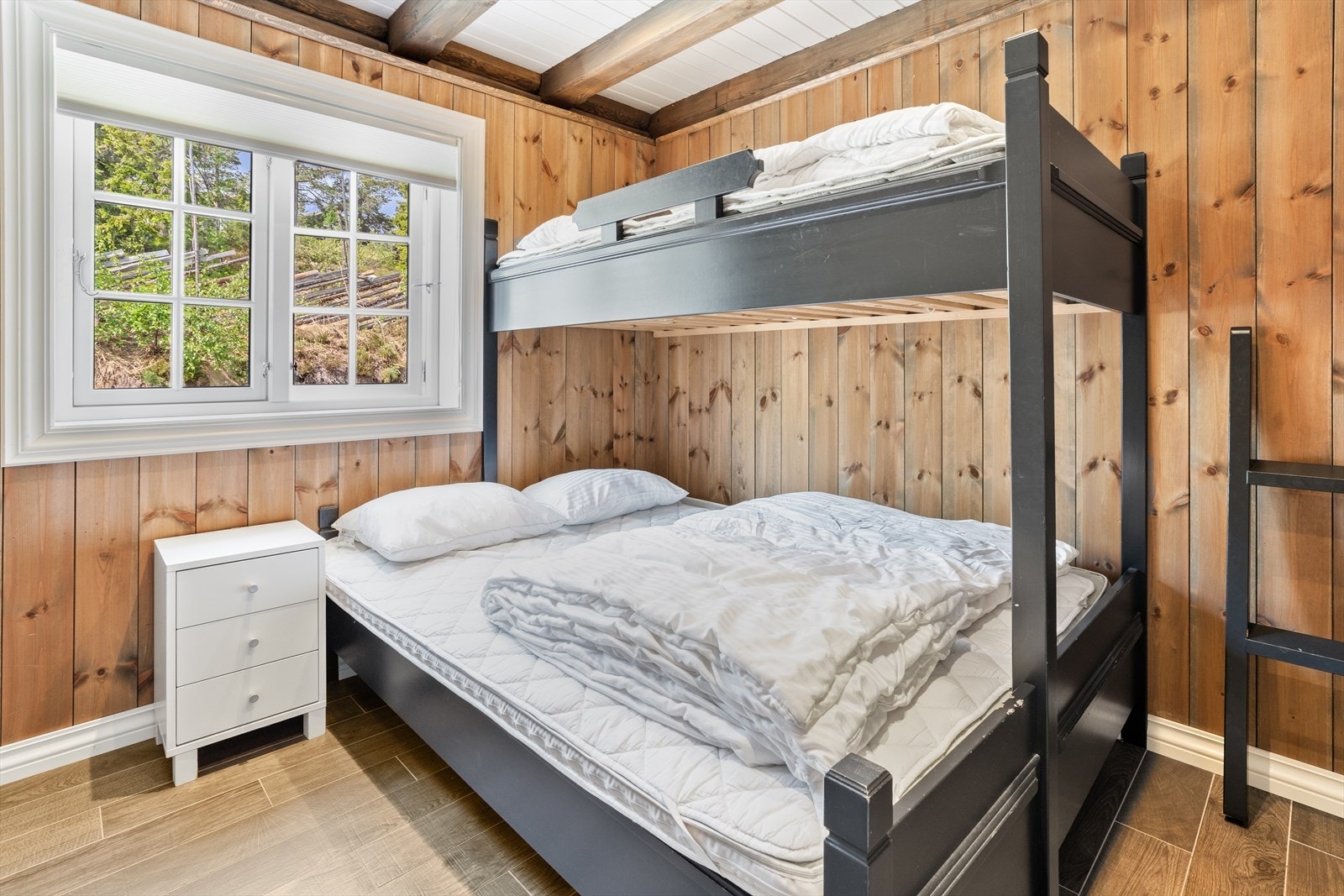 Begge rommene har god plass til stor seng og garderobeløsning. Galleribilde