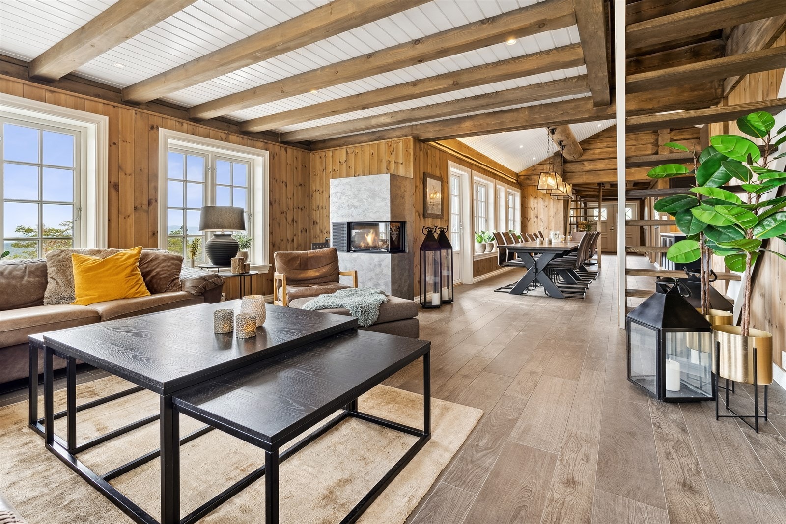 I stuen er det montert et lekkert ildsted som skaper en lun og god stemning, samt godt med varme på kjølige høst- og vinterkvelder. Galleribilde