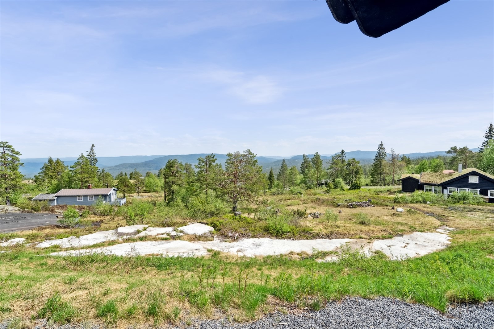 På vinteren er nærmeste skiløype bare 164 meter fra hytta, og nærmeste alpinbakke er ca. 800 meter unna. Ellers flere flotte turområder i umiddelbar nærhet. Galleribilde