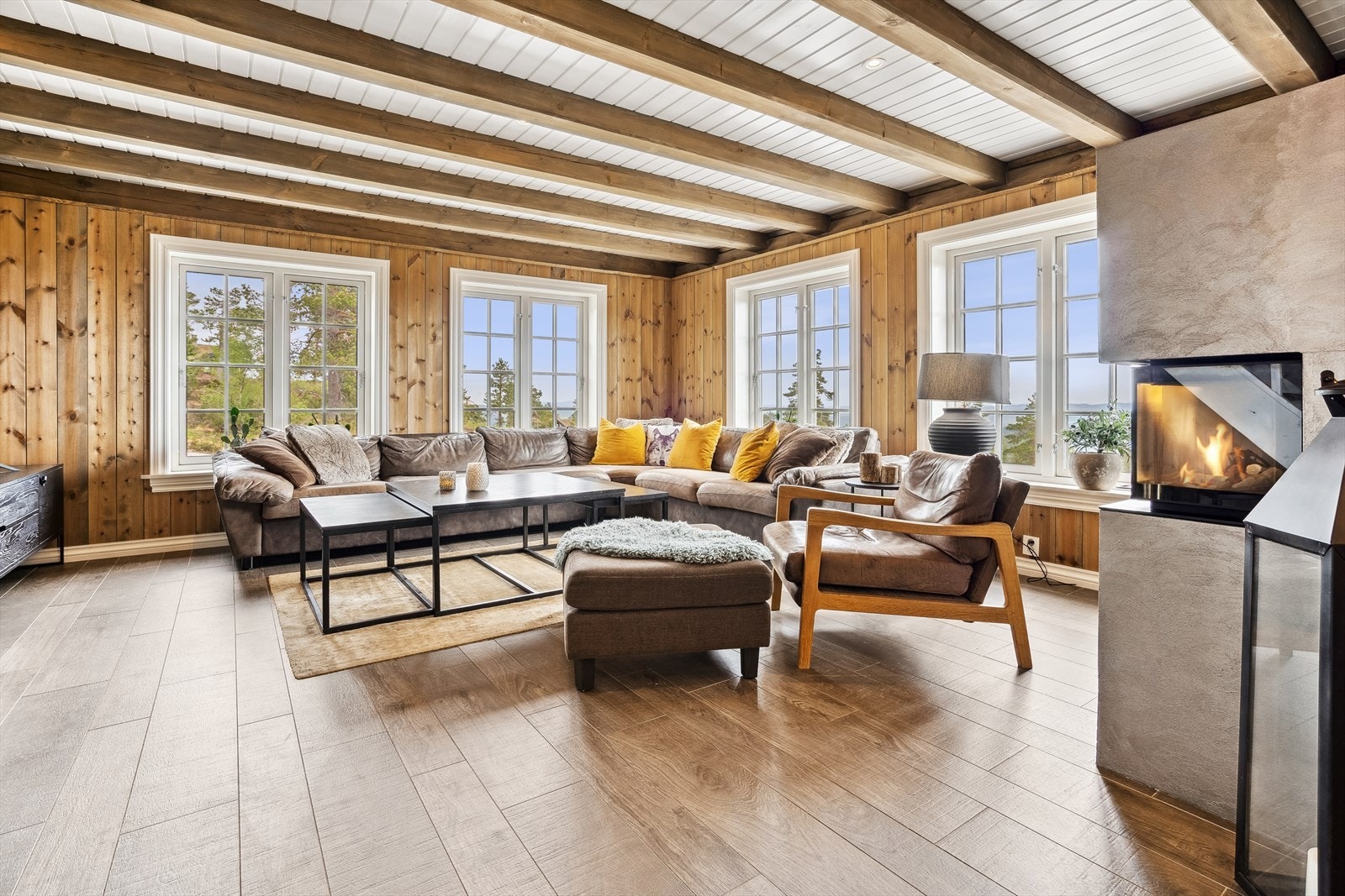 Stuen har god plass til å innredes med en deilig sofagruppe samt tilhørende møblement. Galleribilde