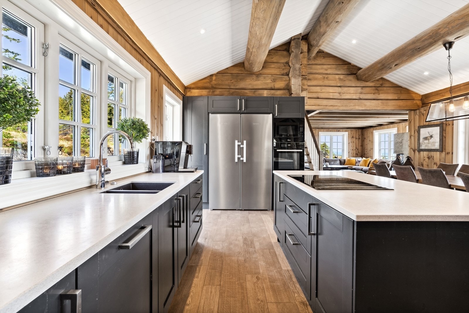 Av integrerte hvitevarer finner du stekeovn og mikro i høyskap, keramisk koketopp med integrert ventilator samt oppvaskmaskin. Videre er det avsatt plass til dobbelt kjøle-/fryseskap. Galleribilde