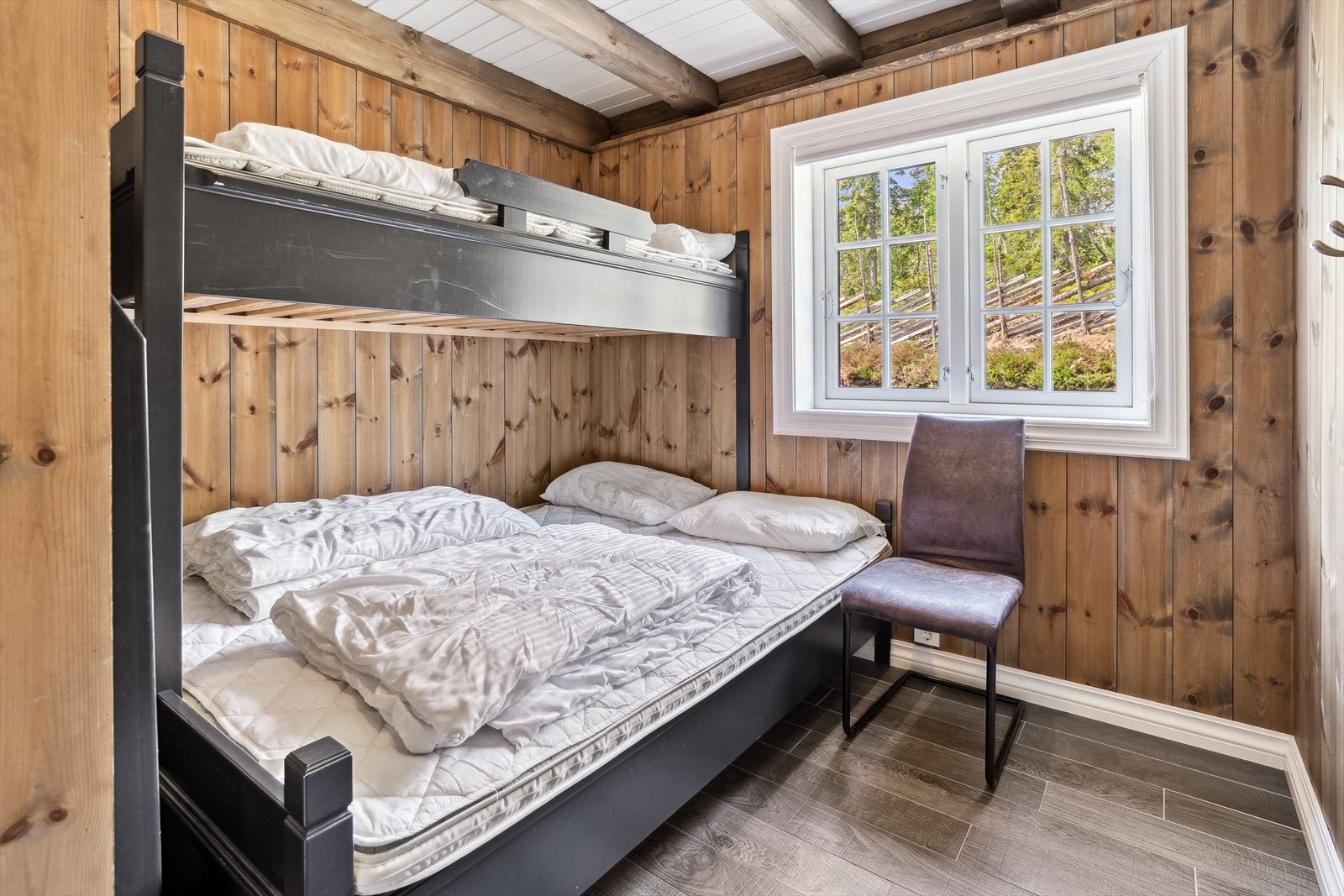 To av soverommene i 1. etasje er av ca. lik størrelse. Galleribilde