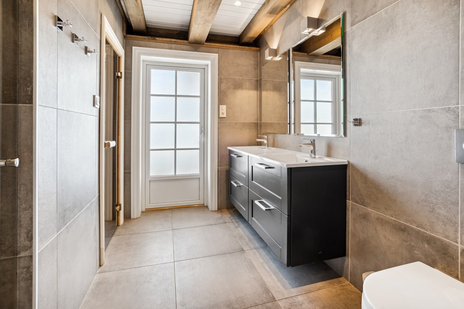 Bad nr. 2 er innredet med vegghengt servantinnredning med skuffer og dobbel servant og vegghengt toalett. Galleribilde