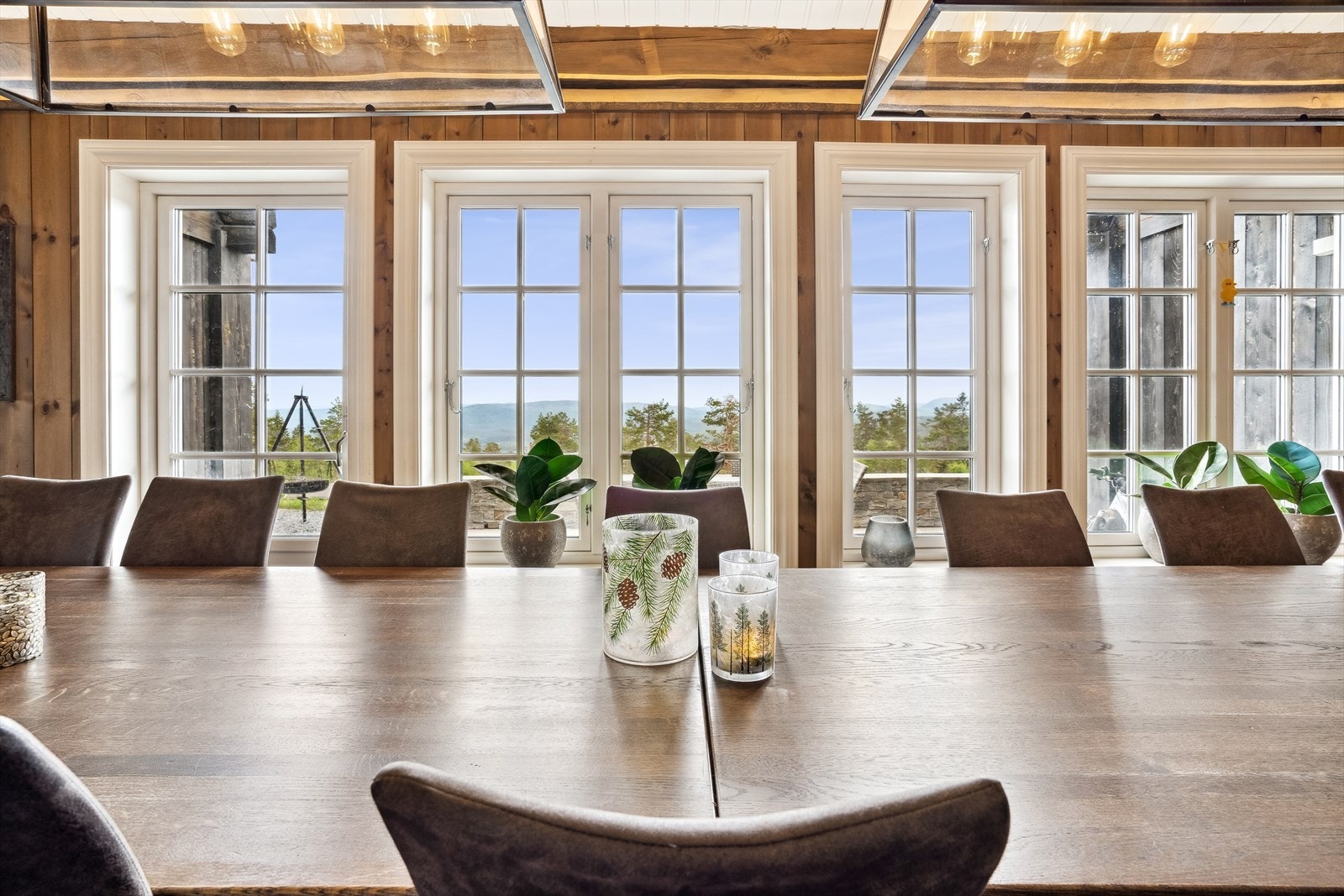 Her er det god plass til å innrede en større spisegruppe med god plass til hele storfamilien eller gode venner. Galleribilde