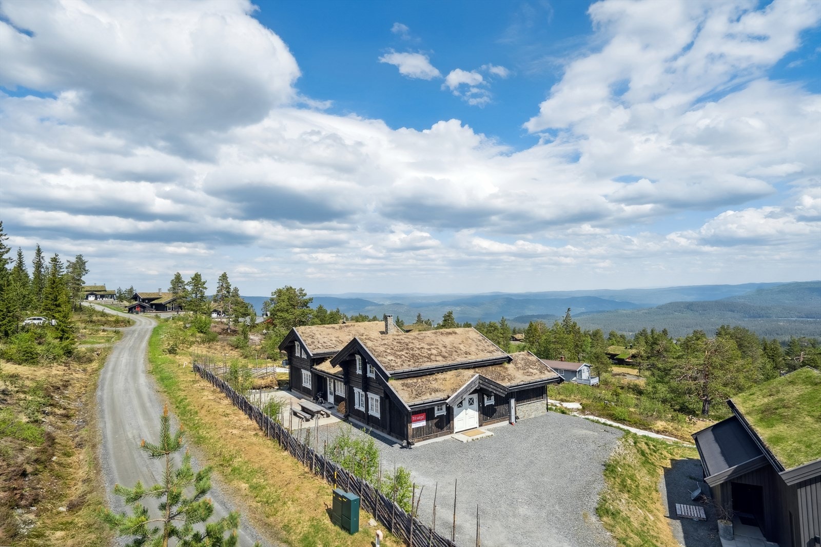 Eiendommen har en gruset gårdsplass, godt med biloppstillingsplass. Galleribilde