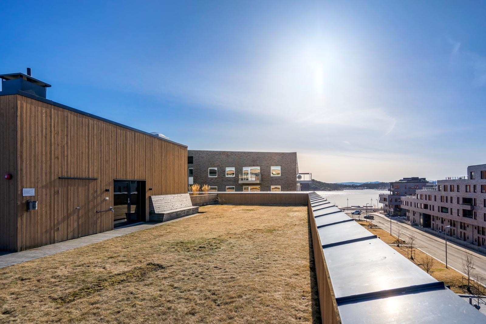 I 5.etg. finner du denne flotte takterrassen med fine uteområder og en nydelig utsikt. Galleribilde
