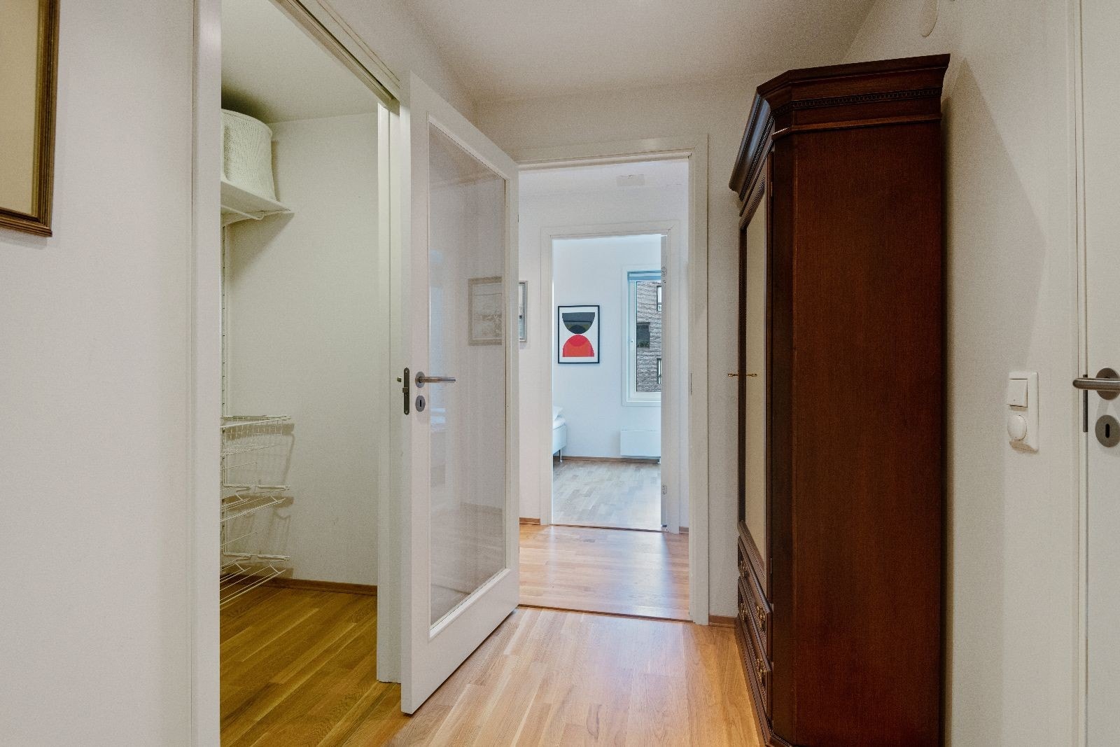 Entré med garderobe/bod. Galleribilde