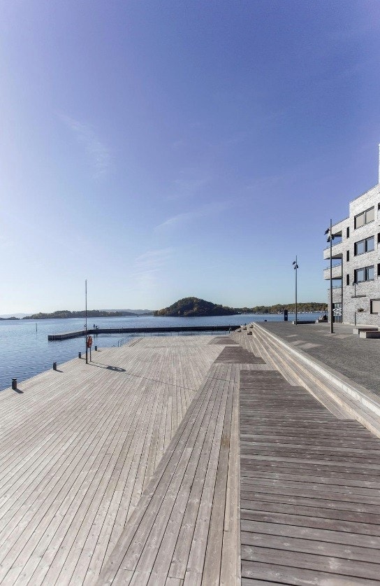Sørenga byr på flere restauranter med uteservering, dagligvarebutikker, kafeer, barnehager mm. Galleribilde