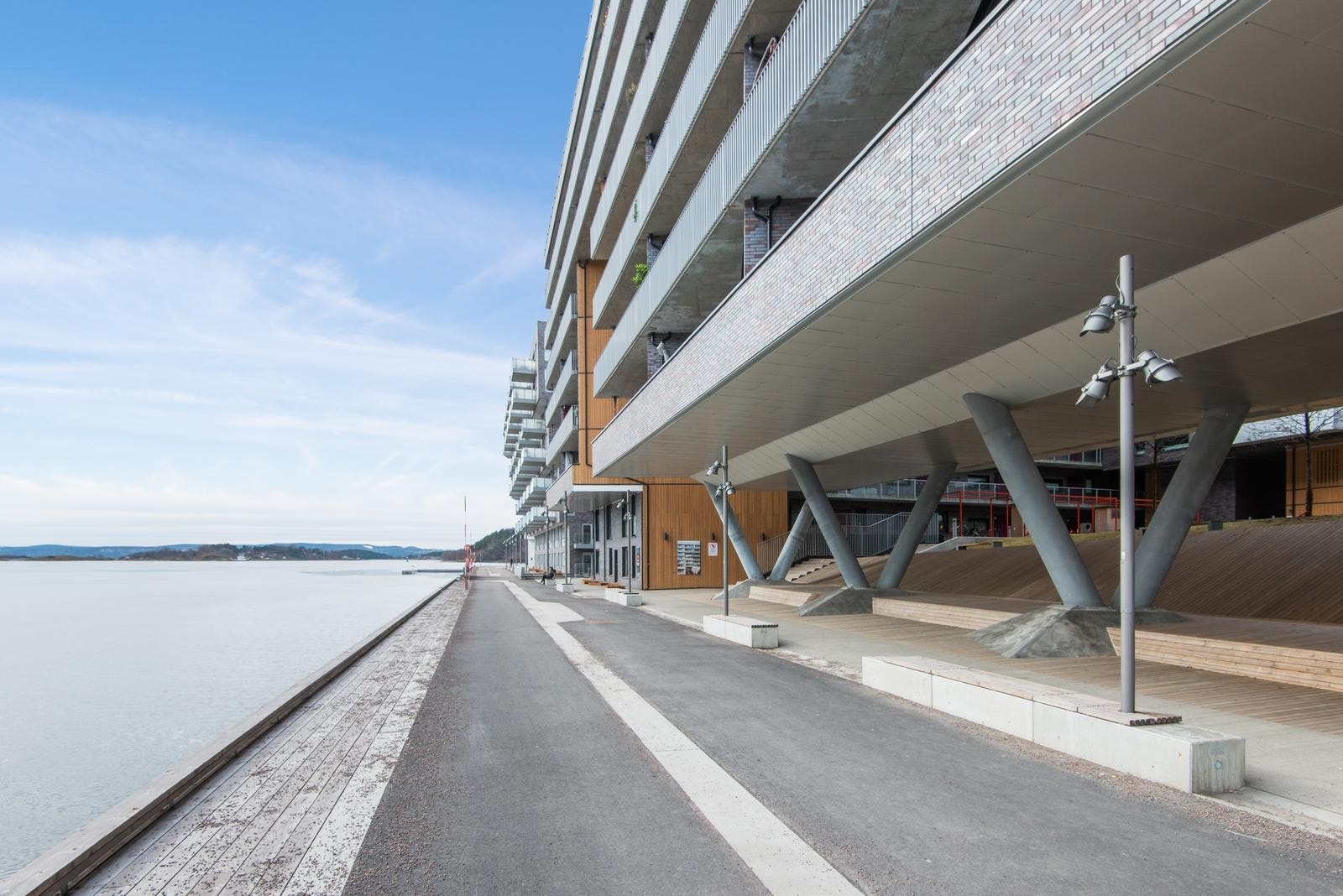 Her bor du meget sentralt, i rolige omgivelser og med sjøen som nærmeste nabo. Galleribilde