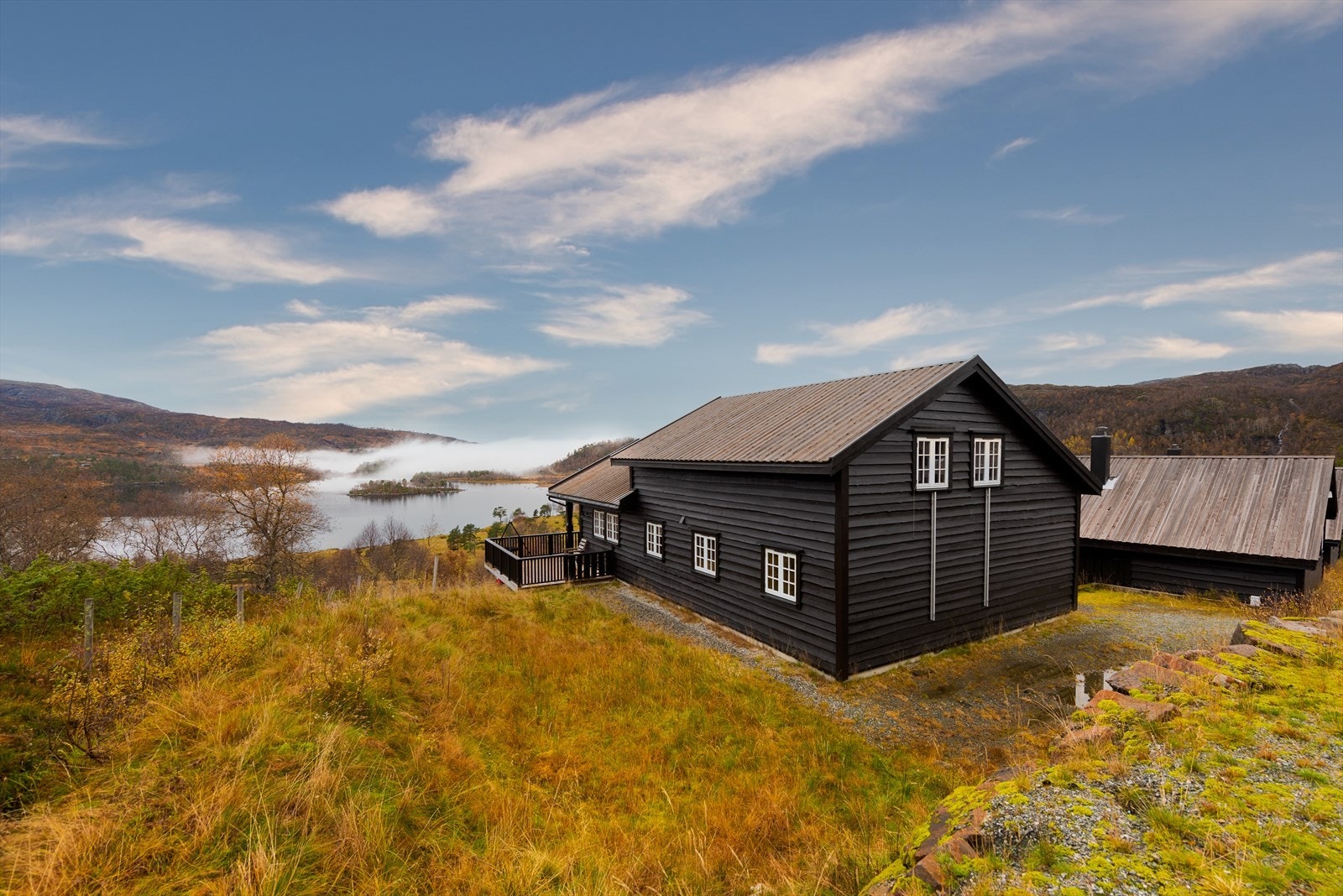 Her ligger du pent til i høyden med flott utsikt over Mosvatnet og gode solforhold. Galleribilde