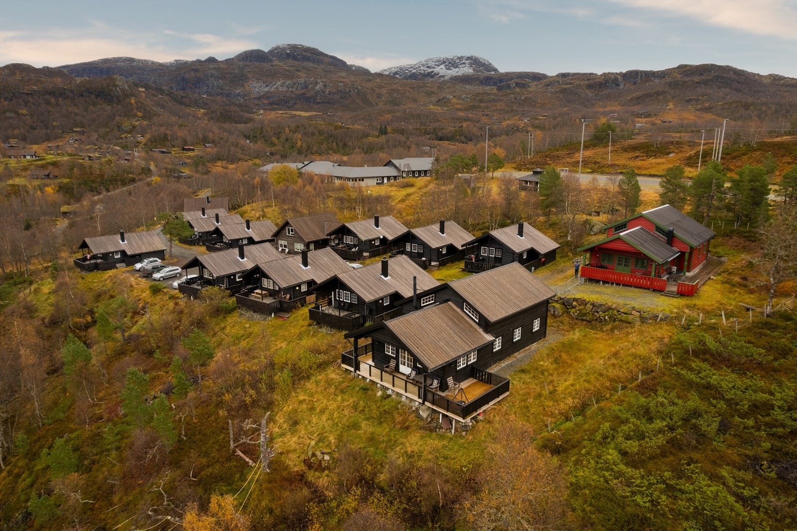 Tomten er lettstelt og pent opparbeidet med grusbelagt parkeringsareal på egen tomt og stor terrasse i front. Galleribilde