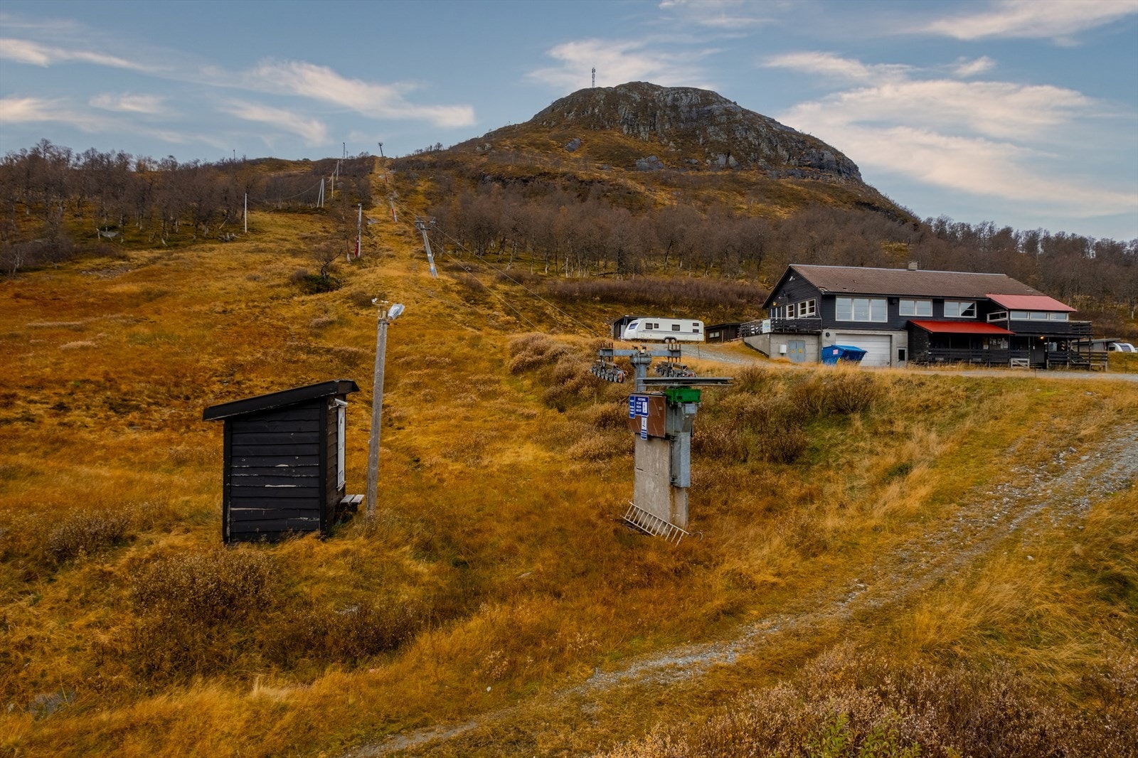 Turistsenteret har bl.a. Skiutleie, spill og leker, idrettsbane, kano og båtutleie, fiskeutstyr. Her er det full aktivitet sommer som vinter. Galleribilde