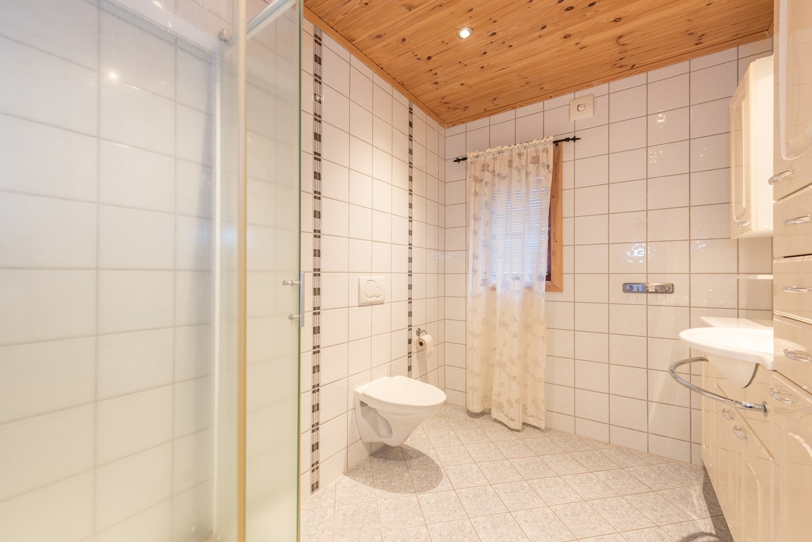 Badet har flis på vegger og gulv med elektriske varmekabler. Galleribilde