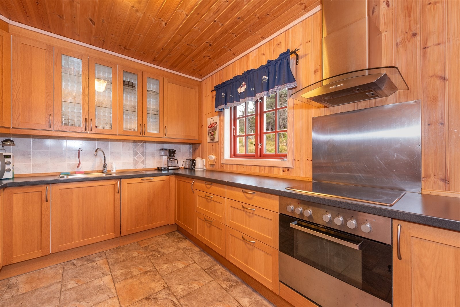 Det inneholder integrert platetopp, stekeovn og oppvaskmaskin, samt frittstående kjøleskap. Galleribilde