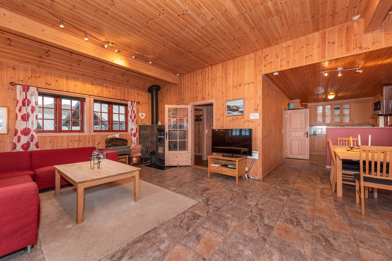 Romslige stue med åpen kjøkkenløsning. Galleribilde