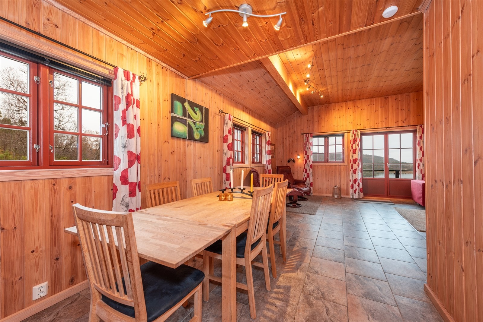 Ved kjøkkenet er det plass til spisebord ab god størrelse. Galleribilde