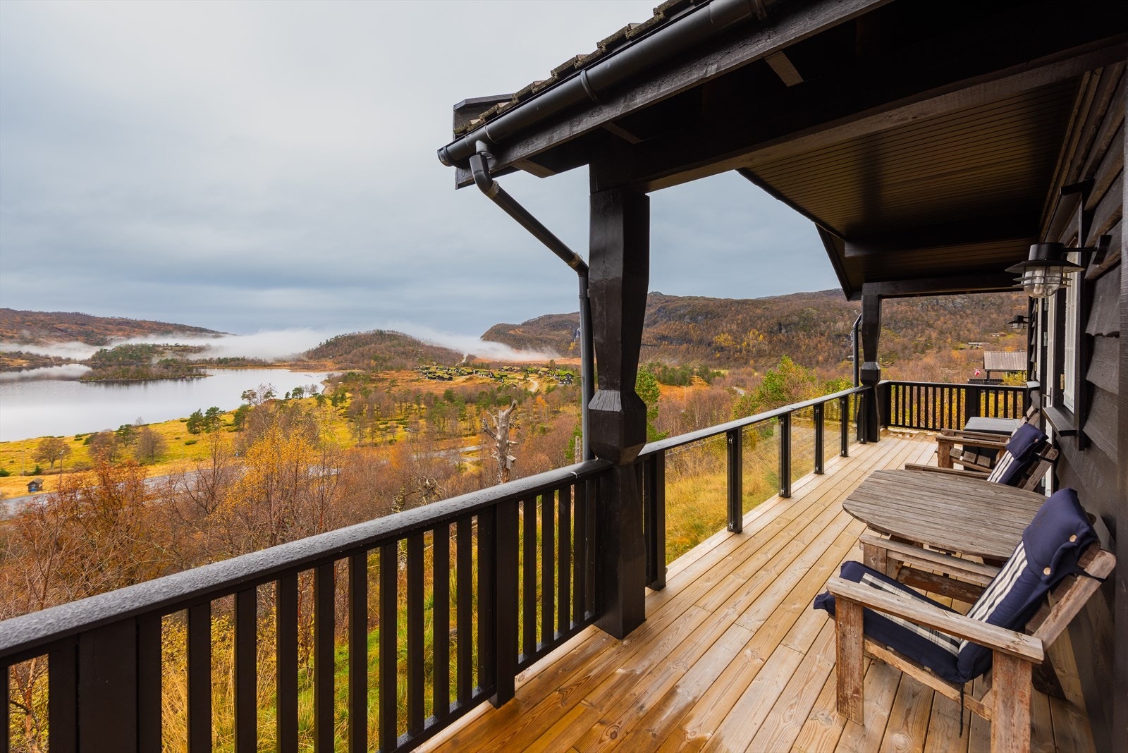 Terrassen er delvis overbygget og byr på herlig utsikt! Galleribilde