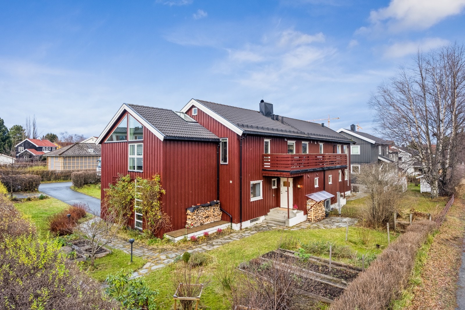 Flott halvpart av tomannsbolig med stor eindomstomt Galleribilde