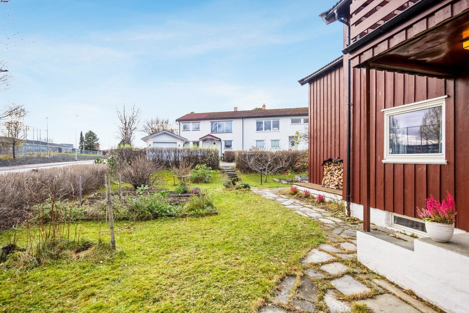 Romslig hage med beplantning. Galleribilde